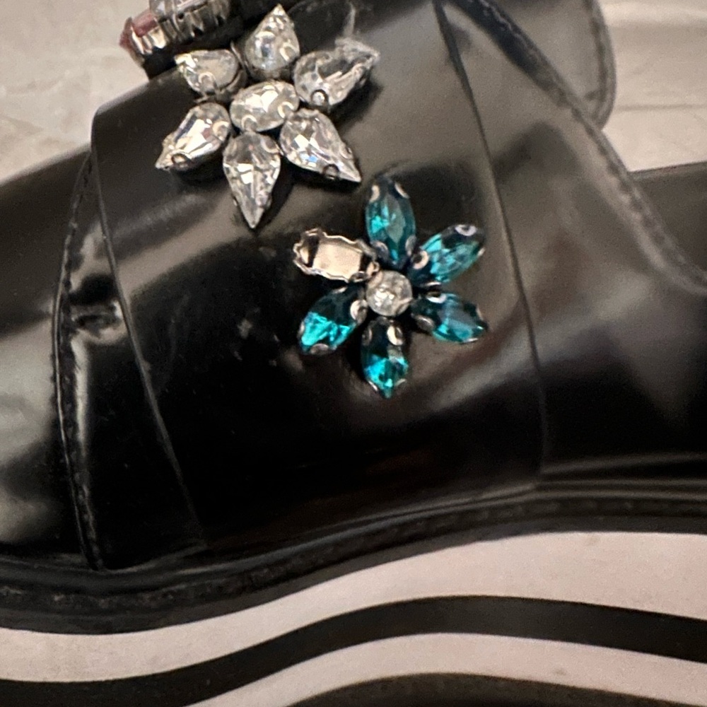 Zara Black Patent Leather Flats with Floral Embellishments - Picture 8 of 8